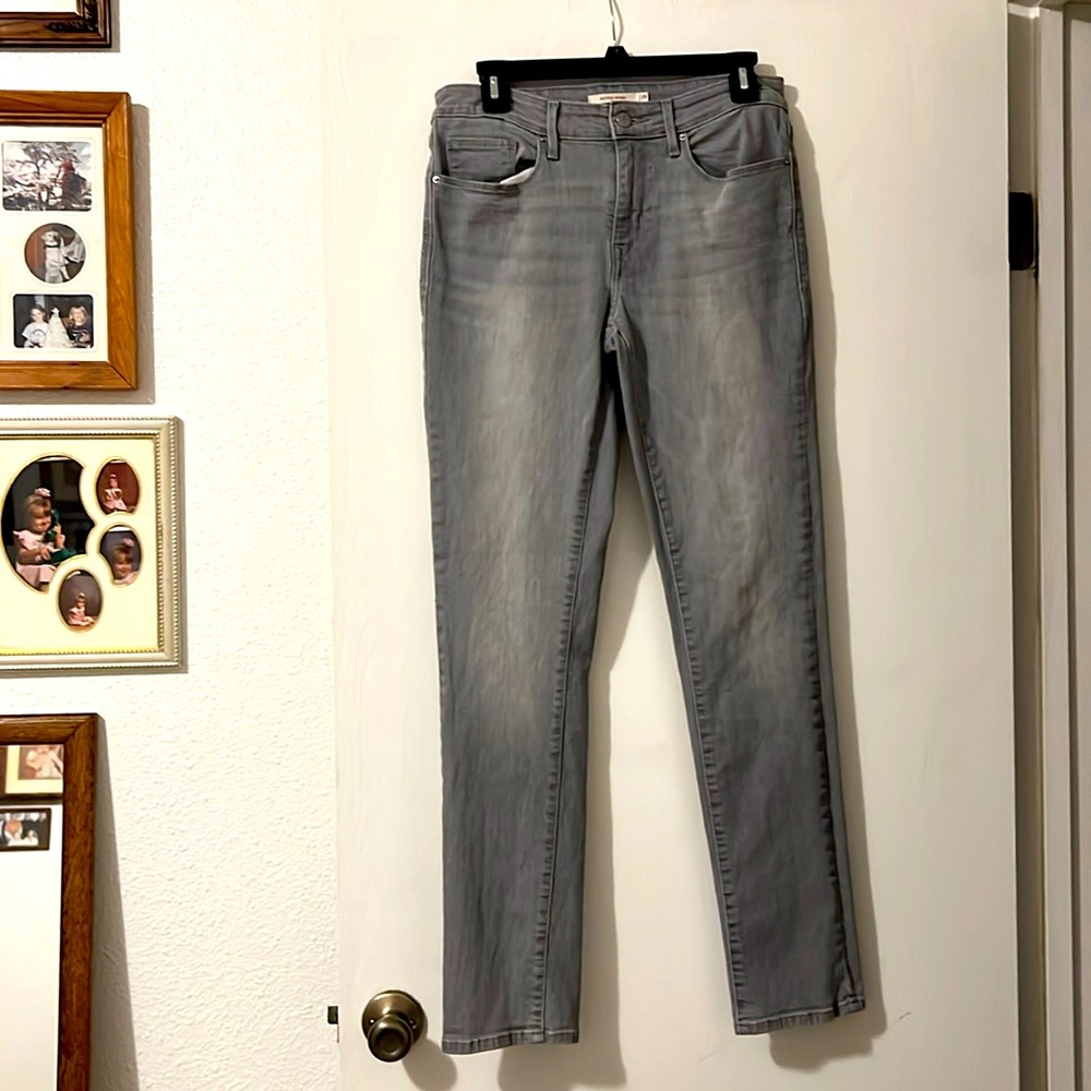 Great condition Levi gray skinny jeans. Mid-rise.